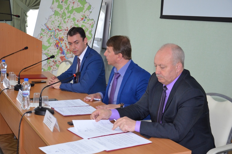 На внеочередном заседании муниципального совета района депутаты приняли решение о ликвидации двух муниципальных унитарных предприятий и создании одного нового