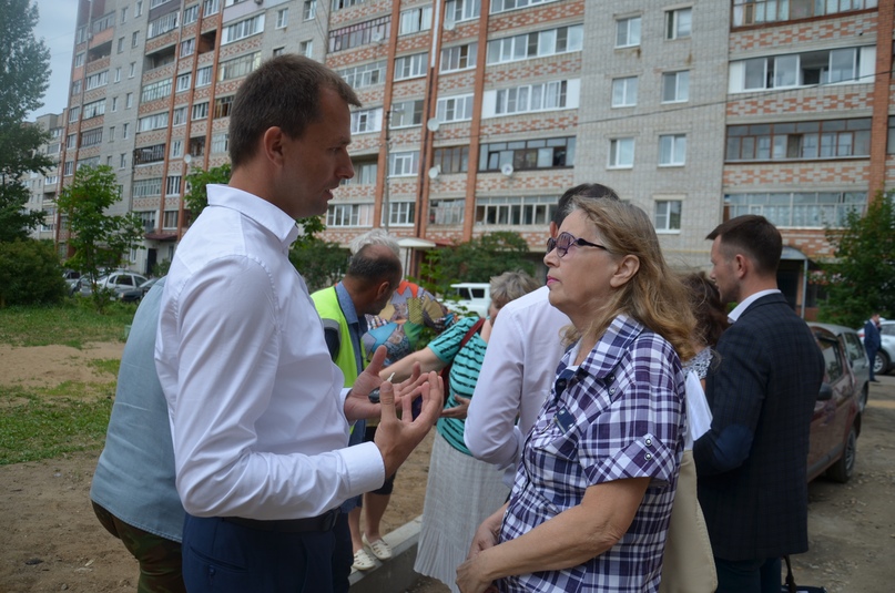 В Тутаеве ход работ по благоустройству на Волжской набережной и во дворах оценили представители Общероссийского народного фронта
