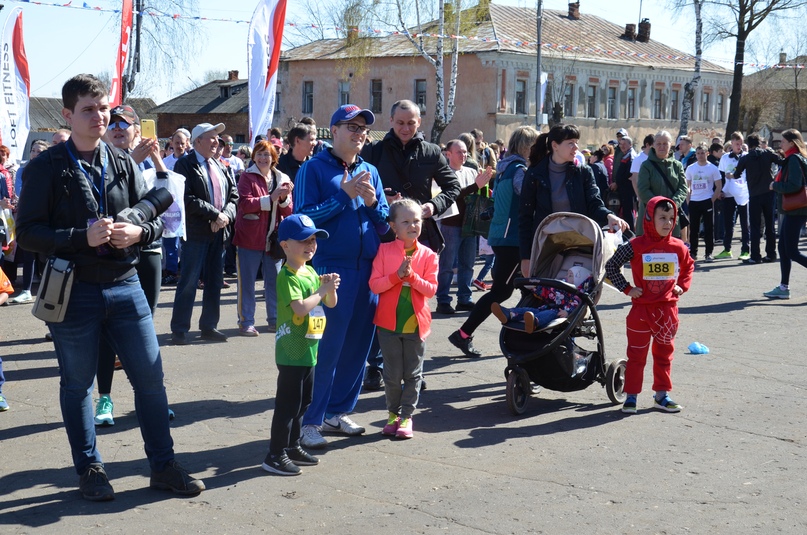 Старт бегового сезона в центральной Европейской части России объявляют заместитель директора регионального департамента физкультуры, спорта и молодежной политики Дмитрий Ведьмедев и глава района Дмитрий Юнусов