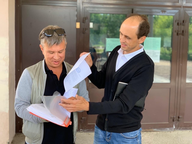 Глава района Дмитрий Юнусов проконтролировал ход работ по благоустройству на площадке у главного входа в школу № 6 в Тутаеве и ремонту кровли на ее здании