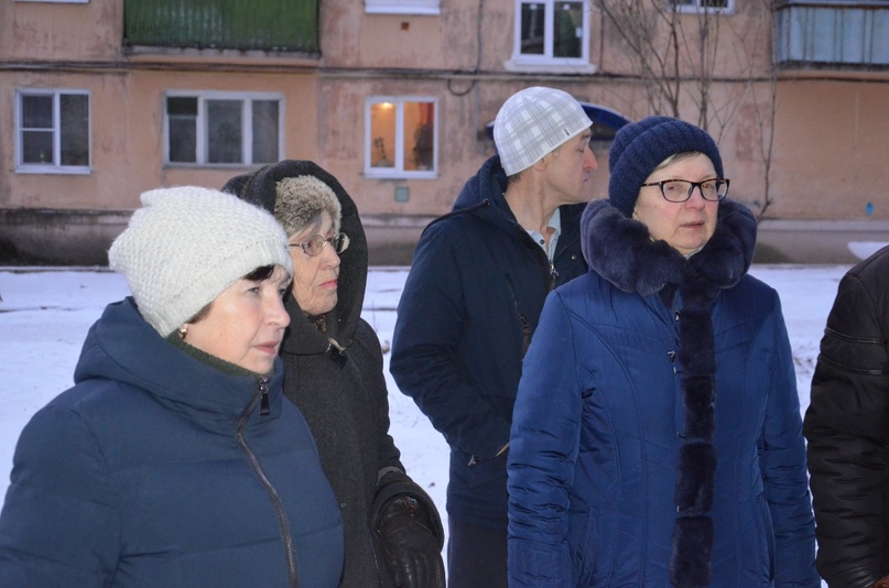 ЧТО СДЕЛАТЬ ВО ДВОРАХ? ЖИТЕЛИ ПРЕДЛАГАЮТ САМИ  В Константиновском сельском поселении провели очередные встречи с жителями по обсуждению благоустройства по губернаторскому проекту «Решаем вместе!»