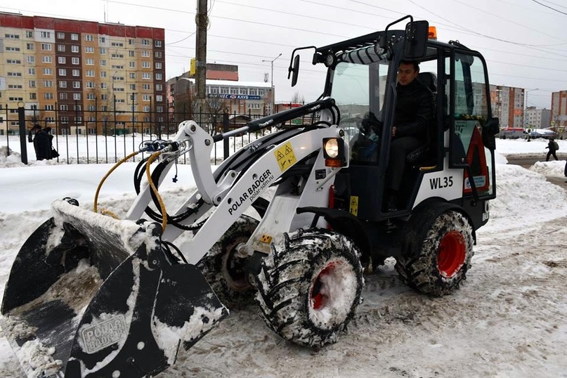 Уборка города ведется даже в труднодоступных местах