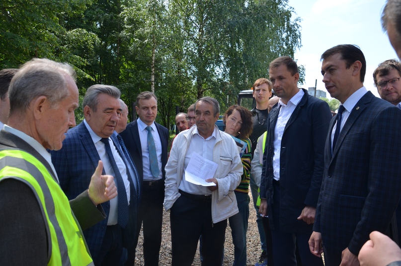 Представители регионального департамента дорожного хозяйства, органов местного самоуправления, депутаты Ярославской областной Думы и общественники ознакомились с ходом работ на объектах нацпроекта «Безопасные и качественные дороги» в Тутаевском районе