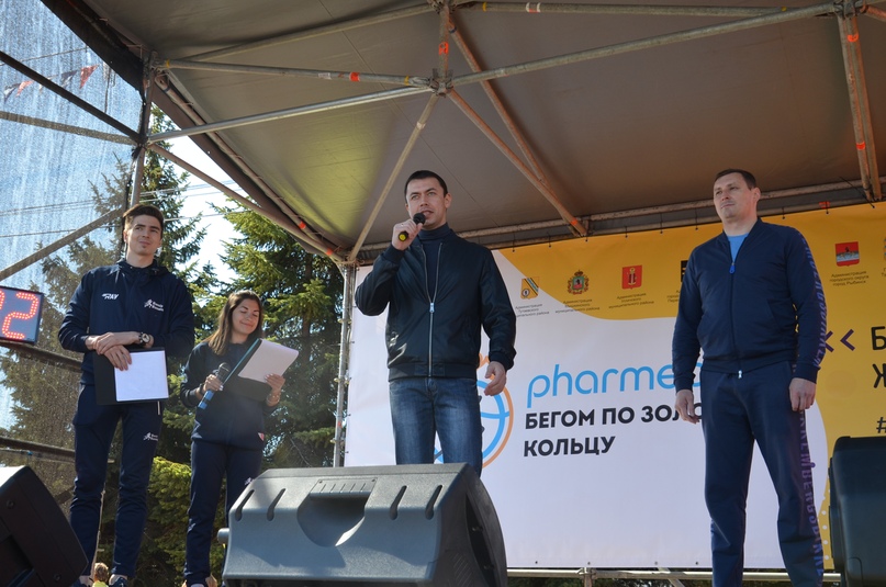 Старт бегового сезона в центральной Европейской части России объявляют заместитель директора регионального департамента физкультуры, спорта и молодежной политики Дмитрий Ведьмедев и глава района Дмитрий Юнусов