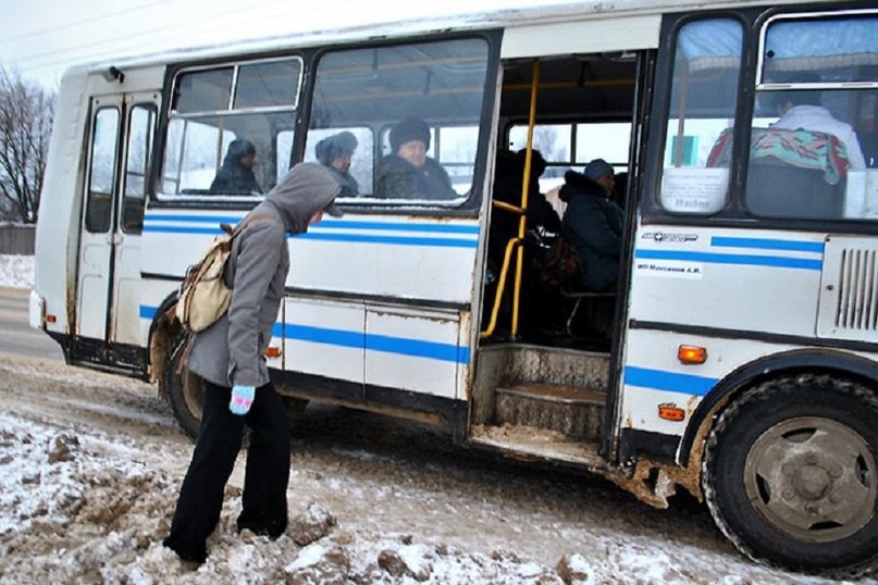 В администрацию района стали поступать жалобы от сельчан на сокращение числа дневных маршрутов, курсирующих по территории поселений