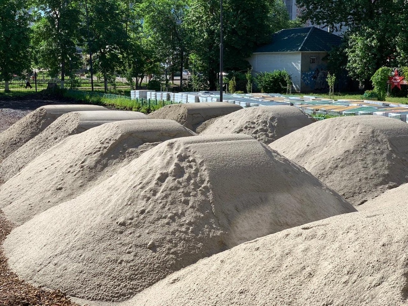 Глава района Дмитрий Юнусов проконтролировал ход работ по благоустройству на площадке у главного входа в школу № 6 в Тутаеве и ремонту кровли на ее здании