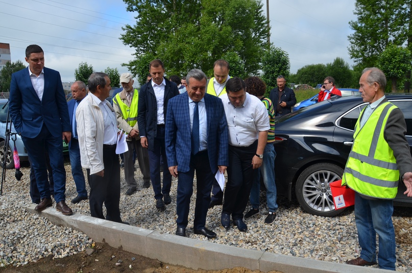 Представители регионального департамента дорожного хозяйства, органов местного самоуправления, депутаты Ярославской областной Думы и общественники ознакомились с ходом работ на объектах нацпроекта «Безопасные и качественные дороги» в Тутаевском районе