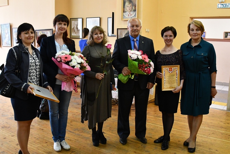 В молодежном центре «Галактика» открылась выставка картин известной тутаевской художницы Лидии Адриановой