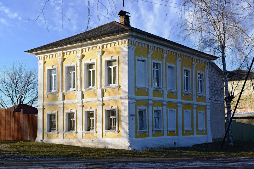 ОТДАТЬ ЗА РУБЛЬ - ИЛИ ПОТЕРЯТЬ:  На последнем заседании районного муниципального совета депутаты поддержали решение районной администрации продавать или отдавать исторические здания в аренду за символический рубль за квадратный метр