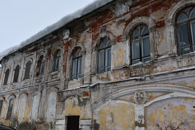 ОТДАТЬ ЗА РУБЛЬ - ИЛИ ПОТЕРЯТЬ:  На последнем заседании районного муниципального совета депутаты поддержали решение районной администрации продавать или отдавать исторические здания в аренду за символический рубль за квадратный метр