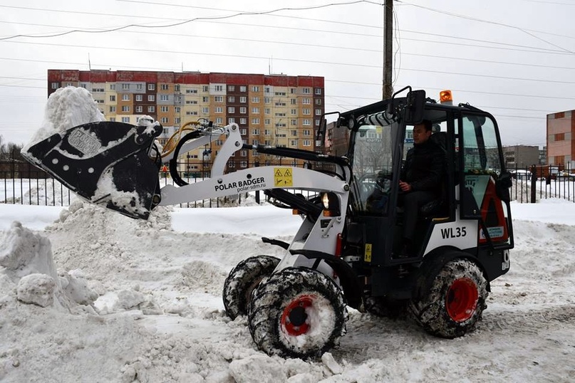 Уборка города ведется даже в труднодоступных местах
