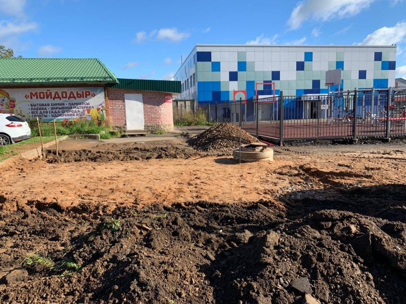 Новая городская среда: дорожка и парковка на улице Дементьева