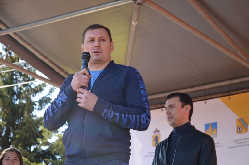 Старт бегового сезона в центральной Европейской части России объявляют заместитель директора регионального департамента физкультуры, спорта и молодежной политики Дмитрий Ведьмедев и глава района Дмитрий Юнусов