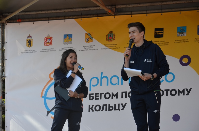 Старт бегового сезона в центральной Европейской части России объявляют заместитель директора регионального департамента физкультуры, спорта и молодежной политики Дмитрий Ведьмедев и глава района Дмитрий Юнусов