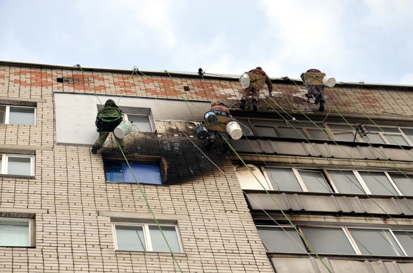 На фасаде дома № 11 по проспекту 50-летия Победы, где произошел пожар, ведутся ремонтные работы