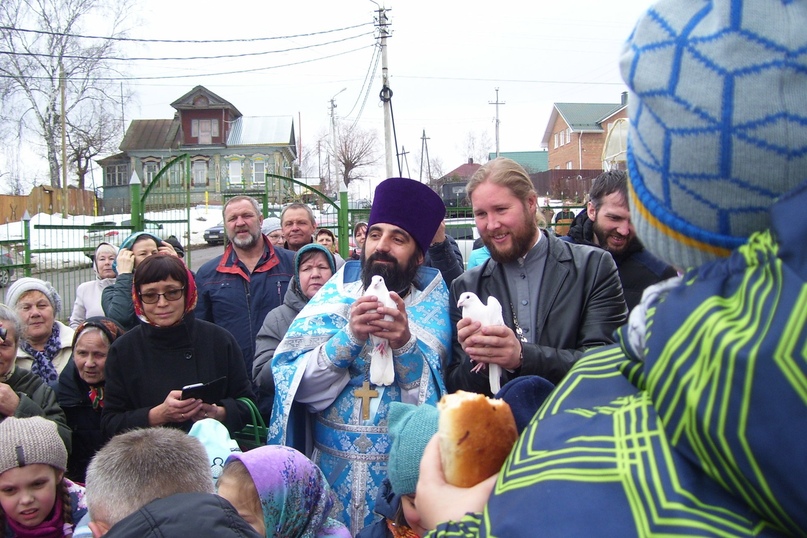 В минувшее воскресенье, 7 апреля, православный мир отметил праздник Благовещения, в Тутаеве в храмах прошли торжественные богослужения
