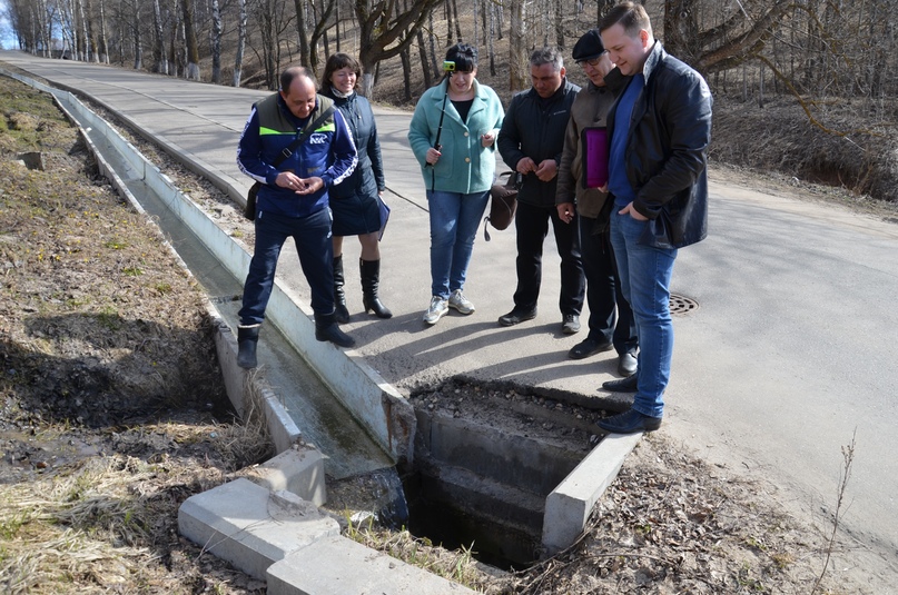 В левобережной части города представители администрации, муниципального учреждения «Агентство по развитию ТМР», подрядной организации и общественности проинспектировали объекты дорожного строительства у которых еще не истек гарантийный срок