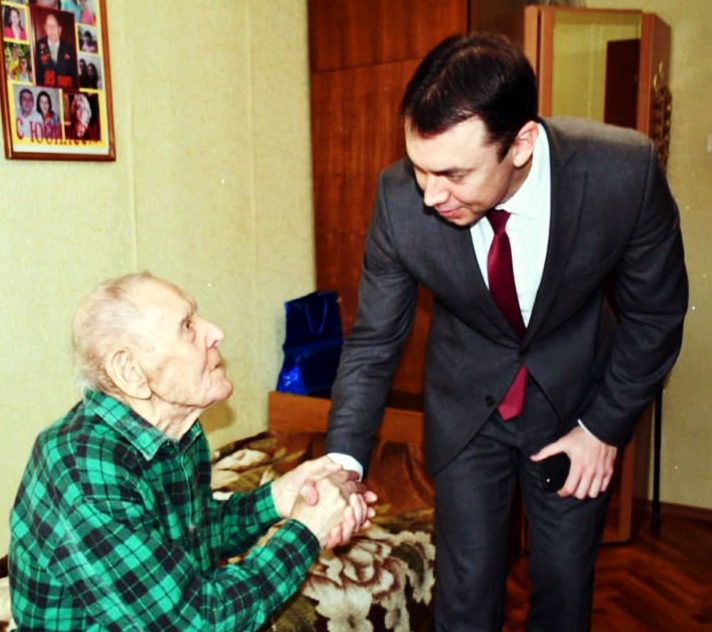 75 ЛЕТ ПОБЕДЫ: МЕДАЛИ И ПОДАРКИ ВЕТЕРАНАМ