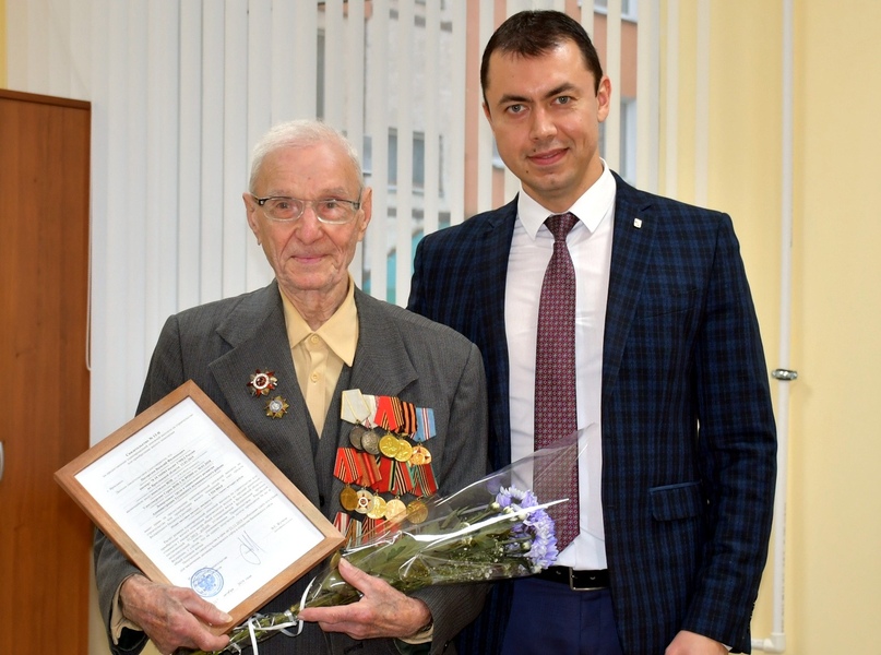 Глава района Дмитрий Юнусов вручил жилищный сертификат ветерану Великой Отечественной войны Василию Филипповичу Погорелову