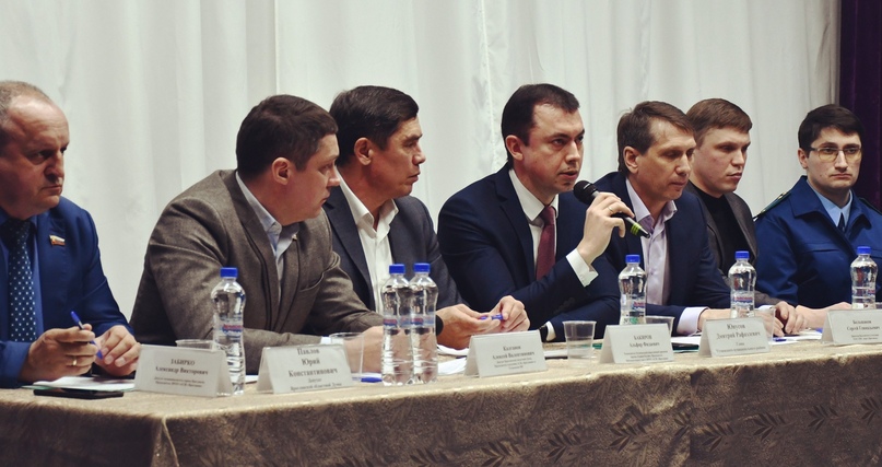 В Тутаеве прошла встреча с жителями, в которой приняли участие члены АСЖ «Ярославия», областные депутаты, представители районной власти, надзорных органов и «ТНС Энерго»   Вместе со старшими по домам и руководителями управляющих компаний обсуждали вопросы