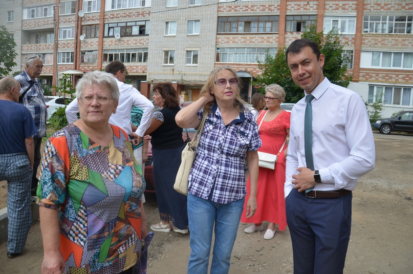 В Тутаеве ход работ по благоустройству на Волжской набережной и во дворах оценили представители Общероссийского народного фронта