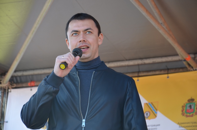 Старт бегового сезона в центральной Европейской части России объявляют заместитель директора регионального департамента физкультуры, спорта и молодежной политики Дмитрий Ведьмедев и глава района Дмитрий Юнусов