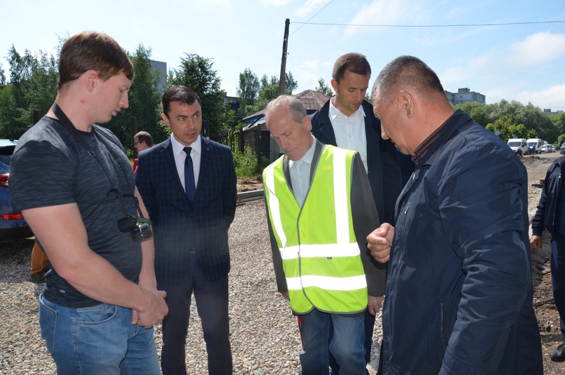 Представители регионального департамента дорожного хозяйства, органов местного самоуправления, депутаты Ярославской областной Думы и общественники ознакомились с ходом работ на объектах нацпроекта «Безопасные и качественные дороги» в Тутаевском районе