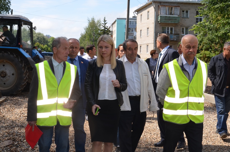 Представители регионального департамента дорожного хозяйства, органов местного самоуправления, депутаты Ярославской областной Думы и общественники ознакомились с ходом работ на объектах нацпроекта «Безопасные и качественные дороги» в Тутаевском районе