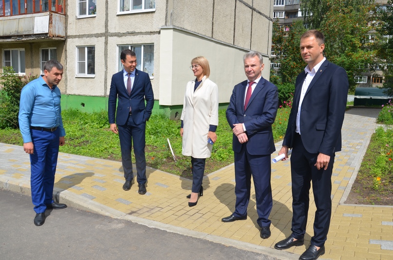 Представительная делегация во главе с членом Совета Федерации Федерального Собрания Российской Федерации Игорем Каграманяном посетила в Тутаеве ряд объектов благоустройства и дорожного строительства