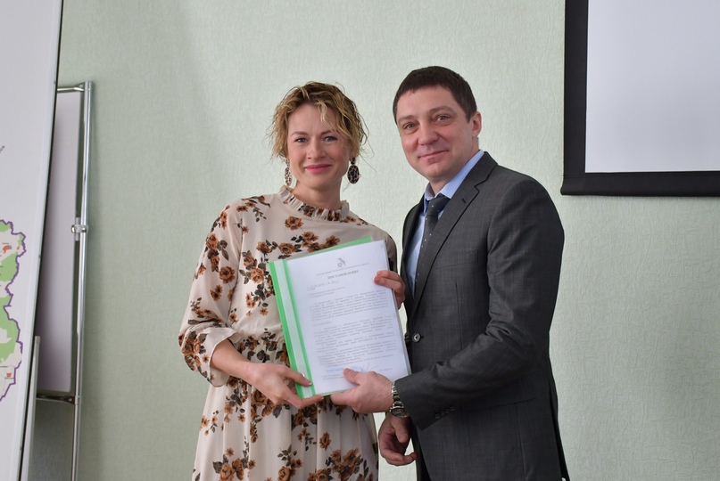 Сегодня в администрации Тутаевского района многодетным семьям вручили документы на земельные участки под индивидуальную жилищную застройку и ведение личного подсобного хозяйства