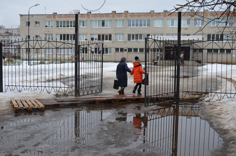 ПРЕПЯТСТВИЕ ЛИКВИДИРОВАНО   В Единую дежурно-диспетчерскую службу Тутаевского района по телефону 7-00-06 обратились жители города и сообщили о том, что на улице Моторостроителей возникли затруднения с проходом к школе № 6 и светофору