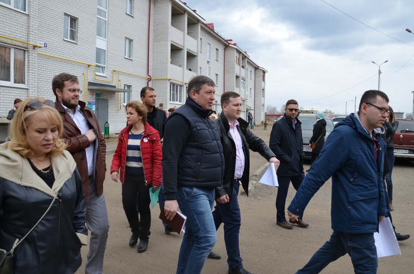 В день единого городского субботника тутаевский микрорайон, образованный домами по улицам Медовой и Липовой, построенный около пяти лет назад, посетила делегация из Правительства области