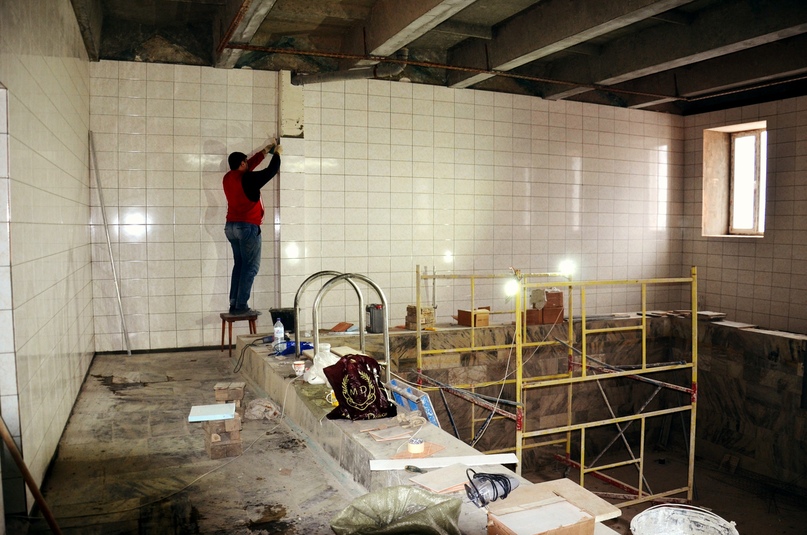 ОБЩЕСТВЕННАЯ БАНЯ: ДАМЫ СУЕТЯТСЯ, МУЖЧИНЫ ПАРЯТСЯ