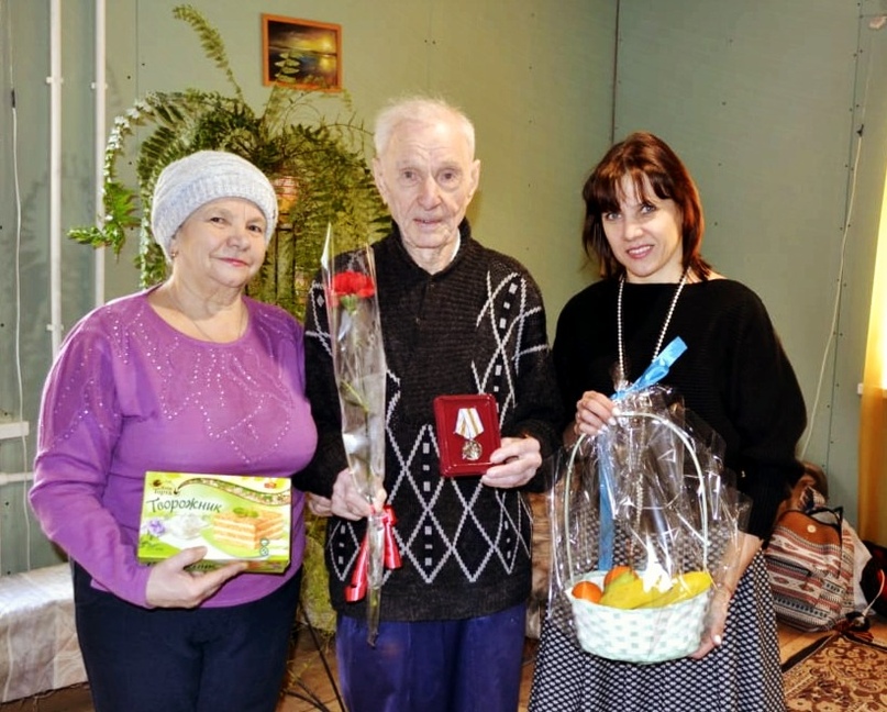 75 ЛЕТ ПОБЕДЫ: МЕДАЛИ И ПОДАРКИ ВЕТЕРАНАМ