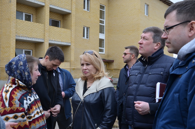 В день единого городского субботника тутаевский микрорайон, образованный домами по улицам Медовой и Липовой, построенный около пяти лет назад, посетила делегация из Правительства области