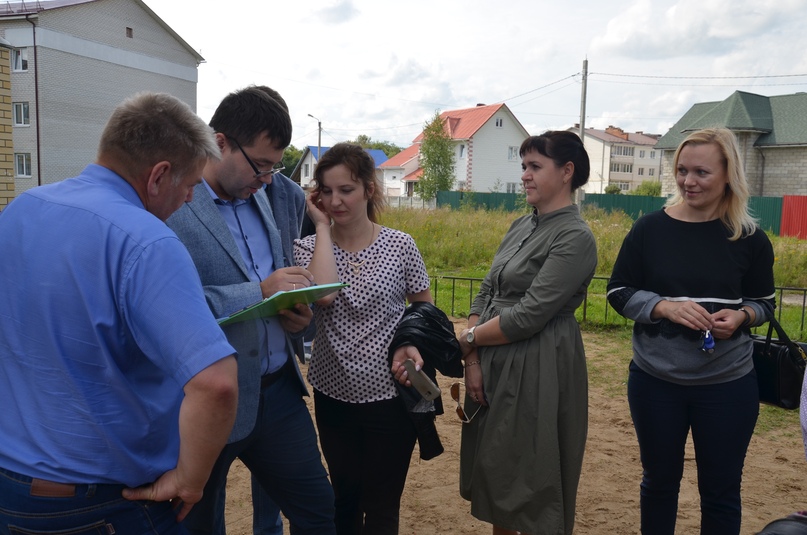 Сотрудники органов местного самоуправления на улице Комсомольской в Тутаеве проинспектировали дома №№ 130-142 совместно с представителями управляющих компаний, которые их обслуживают