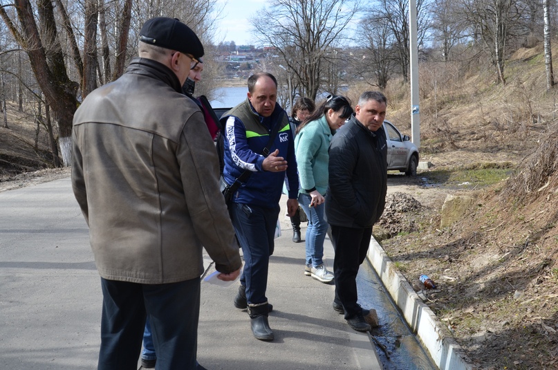 В левобережной части города представители администрации, муниципального учреждения «Агентство по развитию ТМР», подрядной организации и общественности проинспектировали объекты дорожного строительства у которых еще не истек гарантийный срок