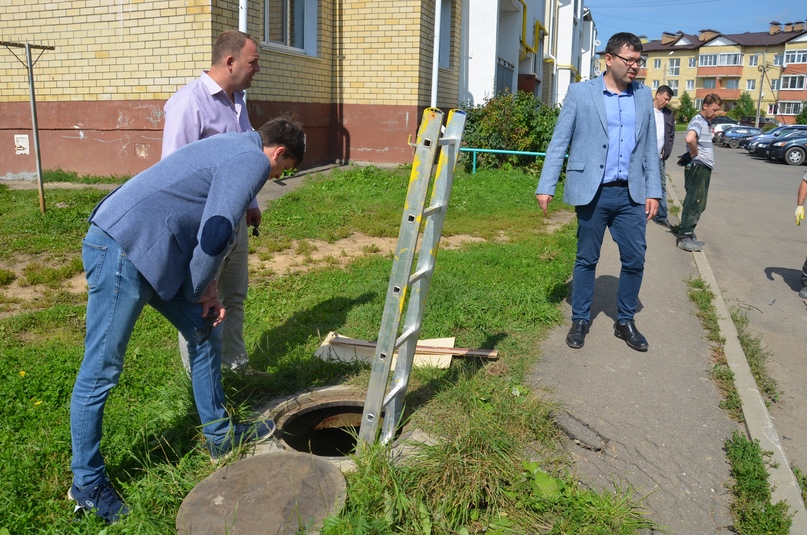 Сотрудники органов местного самоуправления на улице Комсомольской в Тутаеве проинспектировали дома №№ 130-142 совместно с представителями управляющих компаний, которые их обслуживают