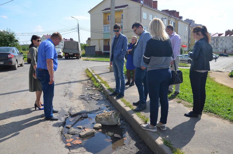 Сотрудники органов местного самоуправления на улице Комсомольской в Тутаеве проинспектировали дома №№ 130-142 совместно с представителями управляющих компаний, которые их обслуживают