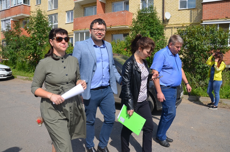 Сотрудники органов местного самоуправления на улице Комсомольской в Тутаеве проинспектировали дома №№ 130-142 совместно с представителями управляющих компаний, которые их обслуживают