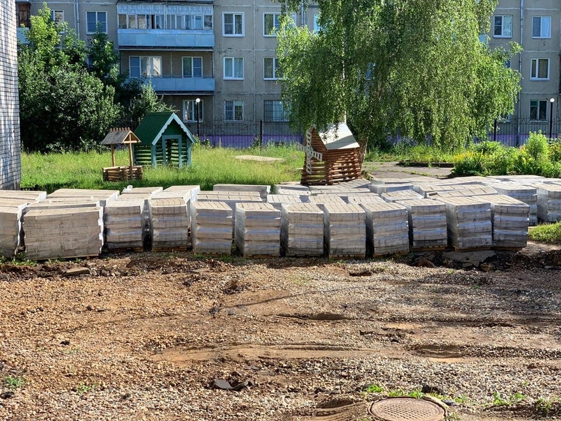 Глава района Дмитрий Юнусов проконтролировал ход работ по благоустройству на площадке у главного входа в школу № 6 в Тутаеве и ремонту кровли на ее здании