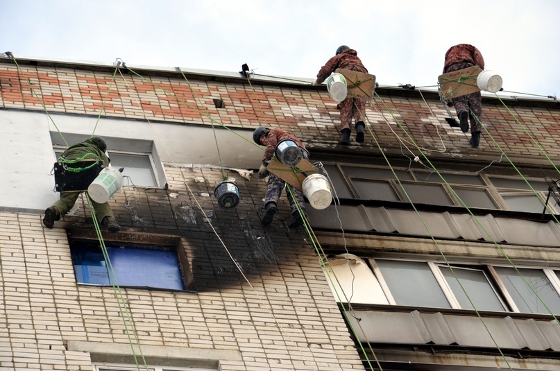 На фасаде дома № 11 по проспекту 50-летия Победы, где произошел пожар, ведутся ремонтные работы