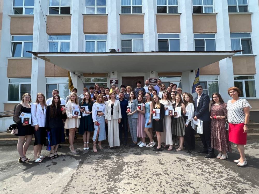 В администрации чествовали выпускников-медалистов