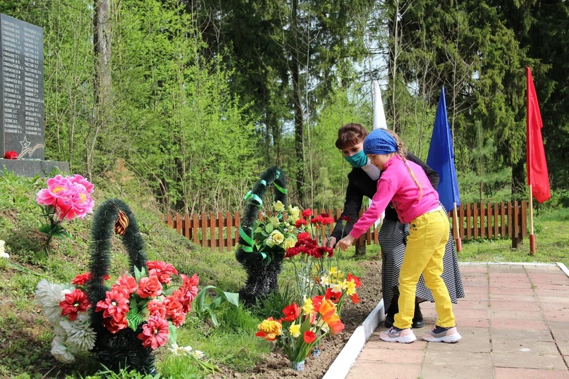 В Артемьевском сельском поселении почтили память ветеранов Великой Отечественной войны автопробегом с возложением цветов к мемориалам и памятникам