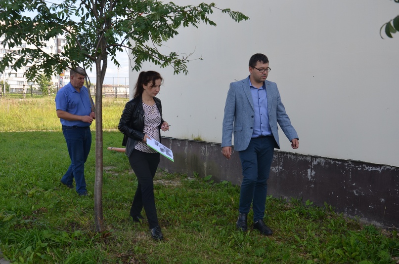 Сотрудники органов местного самоуправления на улице Комсомольской в Тутаеве проинспектировали дома №№ 130-142 совместно с представителями управляющих компаний, которые их обслуживают