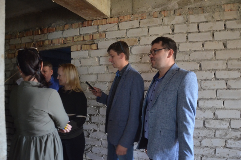 Сотрудники органов местного самоуправления на улице Комсомольской в Тутаеве проинспектировали дома №№ 130-142 совместно с представителями управляющих компаний, которые их обслуживают