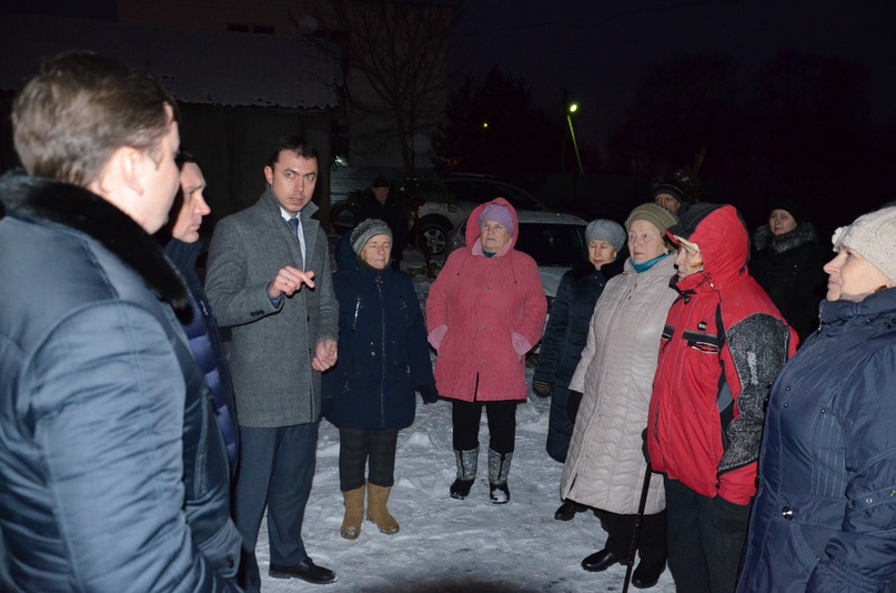 ЧТО СДЕЛАТЬ ВО ДВОРАХ? ЖИТЕЛИ ПРЕДЛАГАЮТ САМИ  В Константиновском сельском поселении провели очередные встречи с жителями по обсуждению благоустройства по губернаторскому проекту «Решаем вместе!»