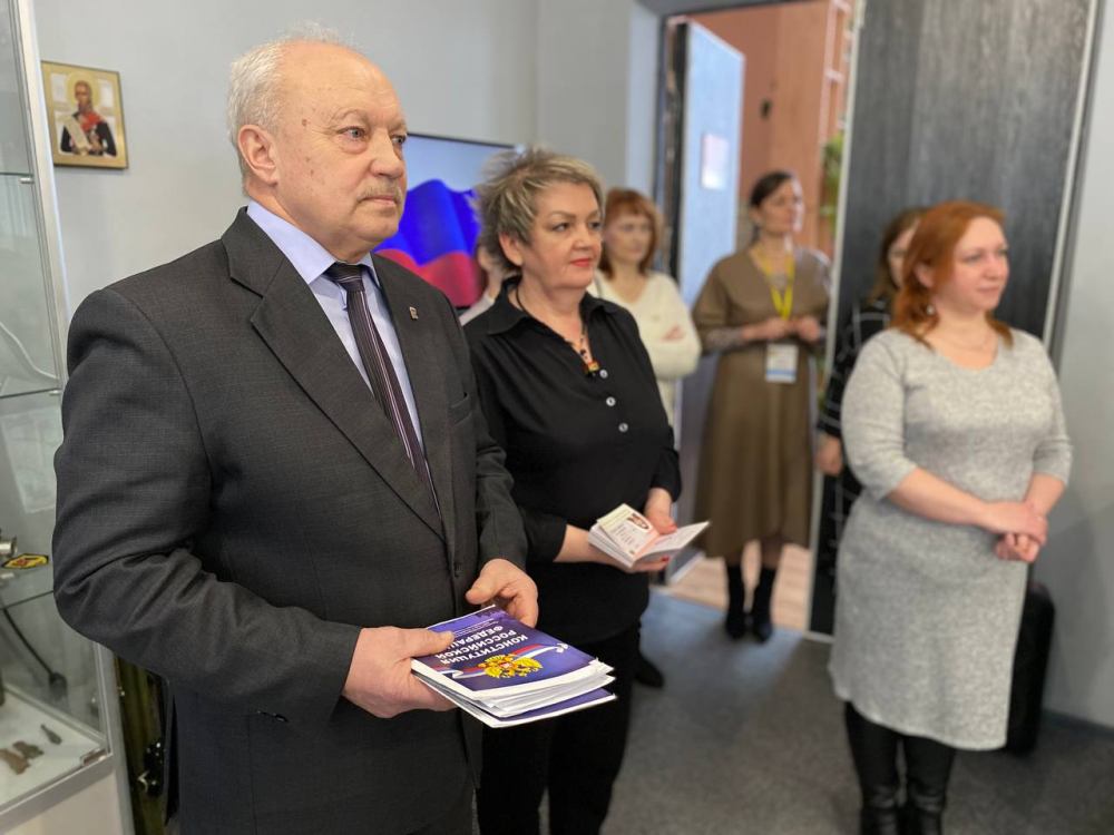 Активистам Движения Первых вручили первые паспорта