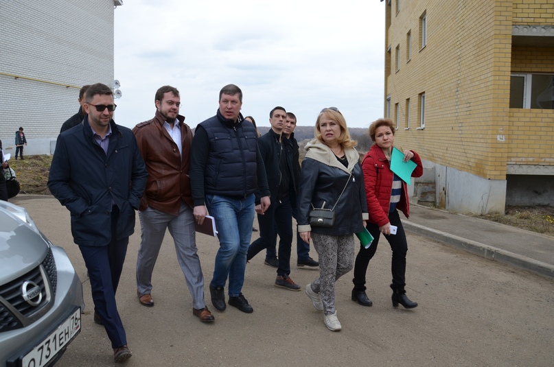 В день единого городского субботника тутаевский микрорайон, образованный домами по улицам Медовой и Липовой, построенный около пяти лет назад, посетила делегация из Правительства области