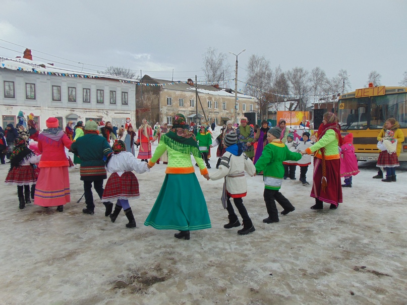 9 марта на левом берегу проходило народное гуляние широкая масленица